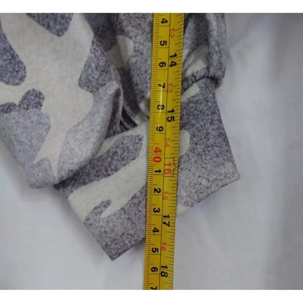 Men's camouflage drawstring hoodie, cotton and polyester, size M, NWOT.
